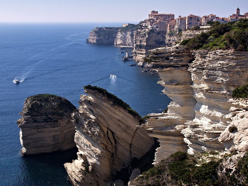 Falaises calcaires blanches de Bonifacio et maisons de la haute-ville vues depuis le plateau de Campu Rumanilu